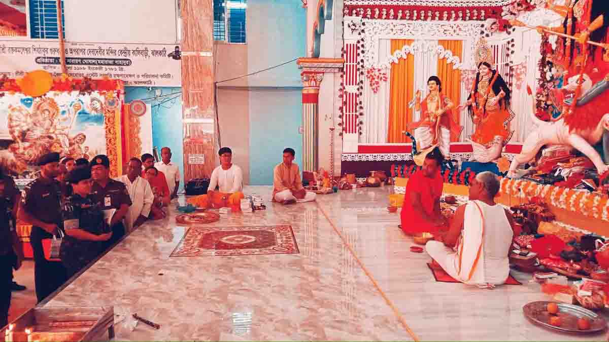 ঝালকাঠি জেলার পূজা মন্ডবগুলি পরিদর্শন করেছেন আনসার ভিডিপির কেন্দ্রীয় পরিচালক সালমা সিদ্দিকা