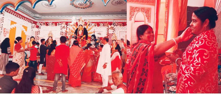 ঝালকাঠিতে বিজয়া দশমীতে নারীদের সিদুর খেলা মধ্য দিয়ে মা দূর্গাকে বিদায়