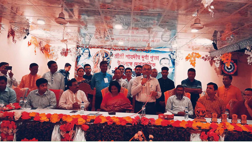 ঝালকাঠিতে মাঝ রাতে বরিশালের বিভাগীয় কমিশনার মোঃ শওকত আলী পূজা মন্ডব পরিদর্শন