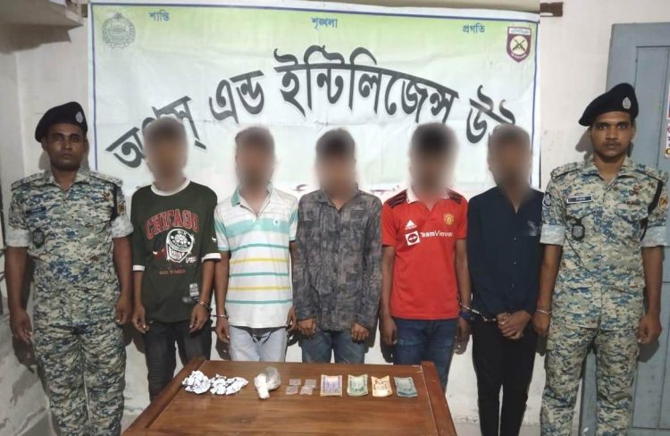 রাজাপুরে আমর্ড পুলিশ ব্যাটালিয়নের অভিযানে ইয়াবা ও গাঁজা সহ ৫ জন যুবক আটক