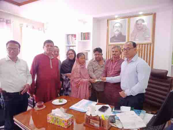 ঘরহীন মিনারাকে ১০ হাজার টাকা আর্থিক সহায়তা প্রদান করেছেন ঢাকার এক সাংবাদিক