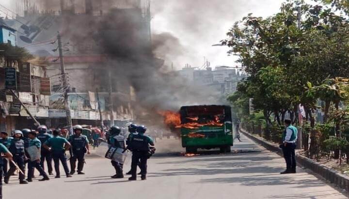 বাসে আগুন, রাজধানীর মোহাম্মদপুর ও তাঁতীবাজারে