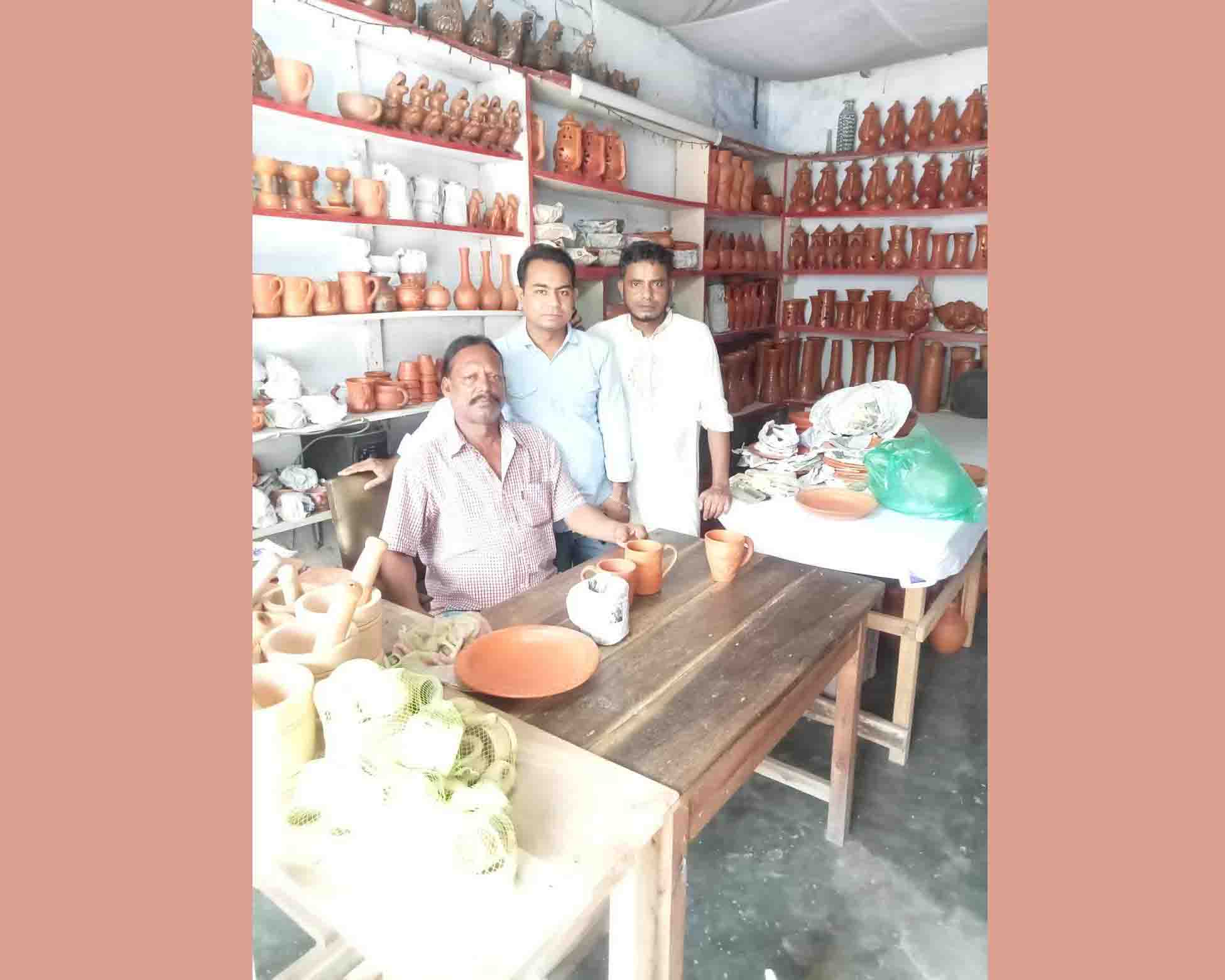 আখেরাত আলীর মাটির বাসন হারিয়ে গেছে গ্রামীণ ঐতিহ্য সমৃদ্ধ মাটির হাঁড়ি পাতিলের দোকান