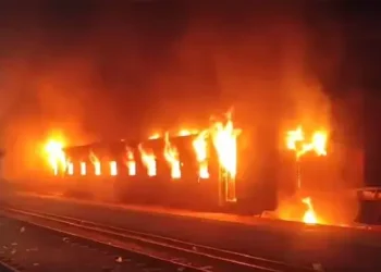 টাঙ্গাইলে ট্রেনে আগুন দিয়েছে দুর্বৃত্তরা