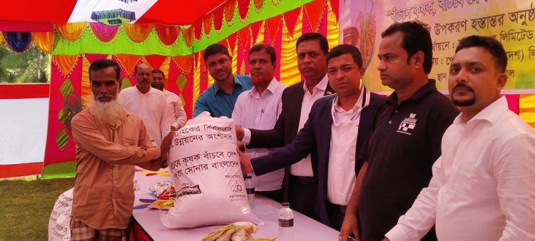 বরিশালে উন্নত জাতের বীজ-সার পেয়ে খুশি পাঁচ শতাধিক কৃষক