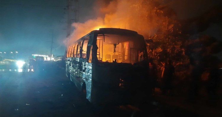 অবরোধ শুরু হওয়ার আগেই রাজধানীতে তিন বাসে আগুন