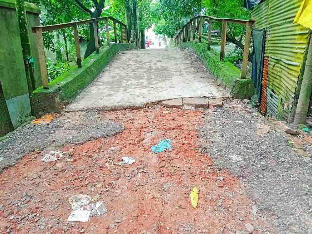 রাজাপুর টি এন্ড টি সড়কের ব্রীজ ও সংযোগ সড়কের বেহাল দশা