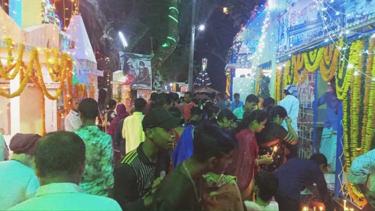 ঝালকাঠিতে সুগন্ধা নদীর তীরে পৌর মহা শশ্মানে নারী পুরুষের প্রায়ত স্বজনদের স্মরণে শ্রদ্ধা নিবেদন