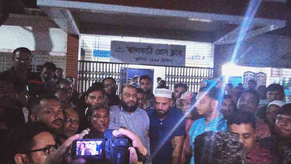 ঝালকাঠিতে জেলা আওয়ামীলীগের আনন্দ শোভাযাত্রা