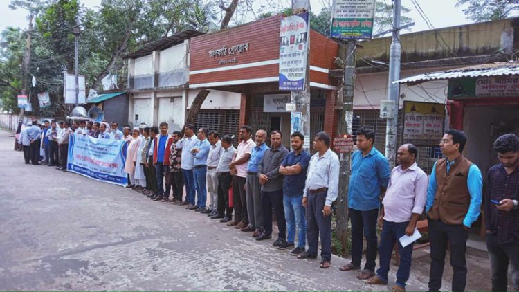 অধ্যক্ষ শেখ কাওছার আহমেদকে সাময়িক বরখাস্তের প্রতিবাদে ঝালকাঠিতে শিক্ষকদের মানববন্ধন