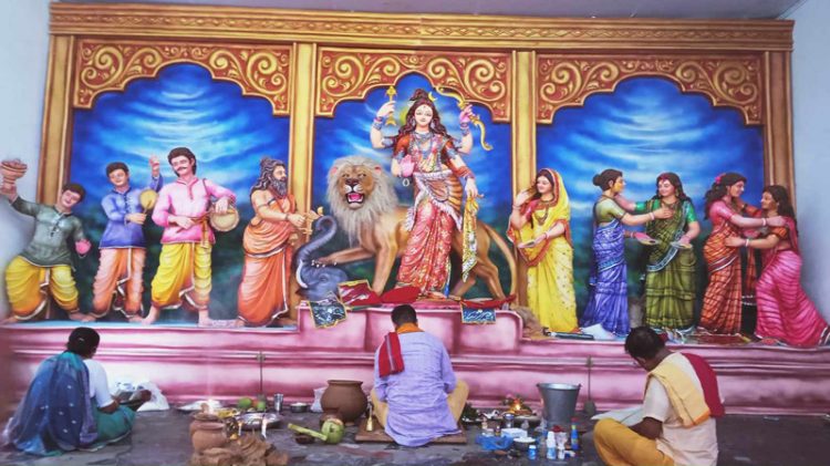 ঝালকাঠিতে বিভিন্ন পূজা মন্ডবে হিন্দু সম্প্রদায়ের শ্রী শ্রী জগৎধাত্রী পূজা চলছে