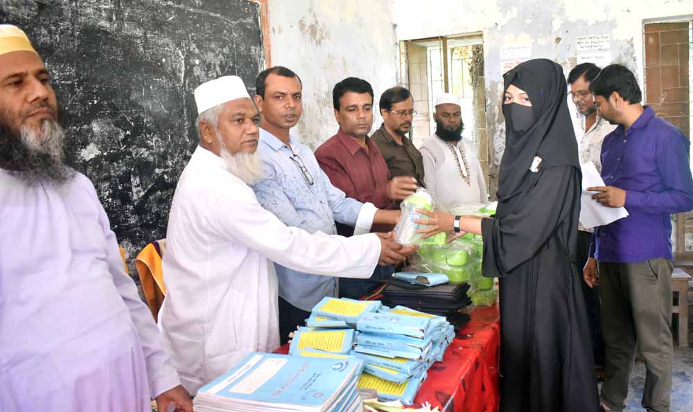 কাঠালিয়ায় দুর্নীতি দমন কমিশনের শিক্ষা উপকরণ বিতরণ