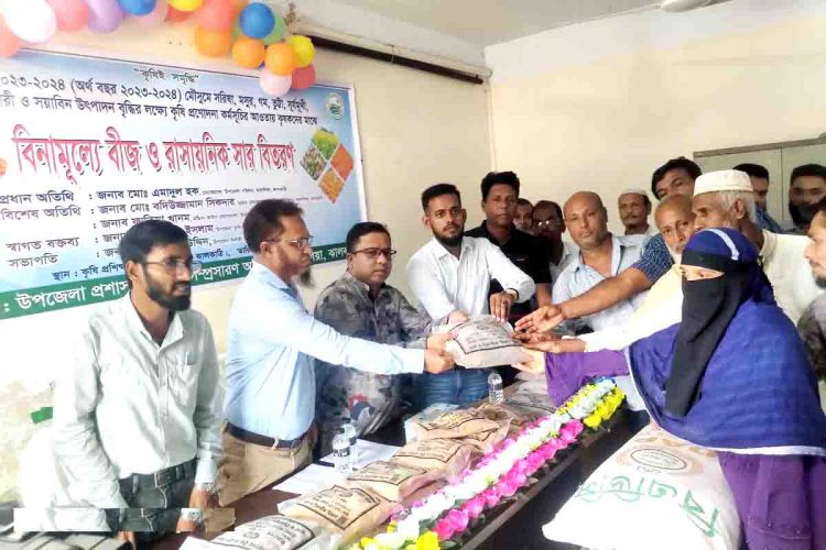 কাঠালিয়ায় কৃষকদের মাঝে বিনামূল্যে বীজ ও সার বিতরণ