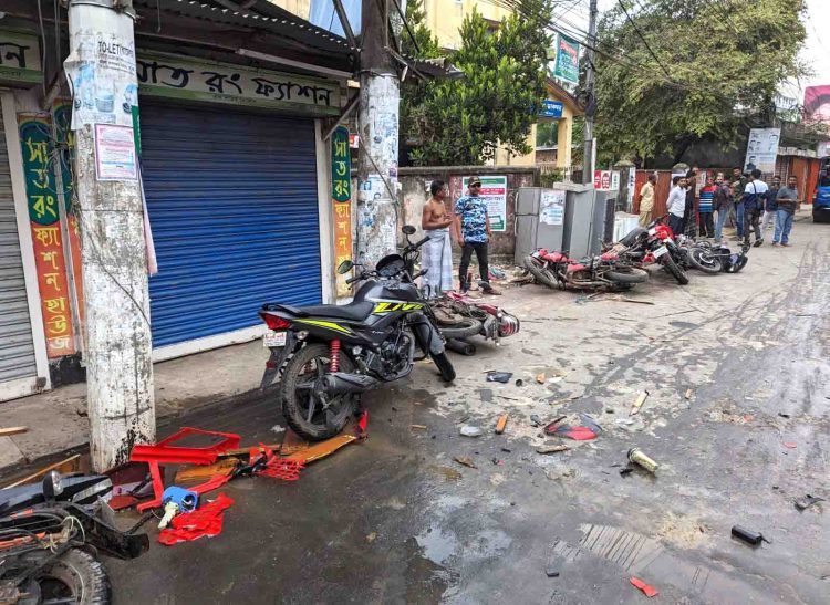 ঝালকাঠিতে যুবলীগের দুই গ্রুপে সংঘর্ষে জেলা ছাত্রলীগের সাবেক সভাপতিসহ চারজনকে কুপিয়ে জখম