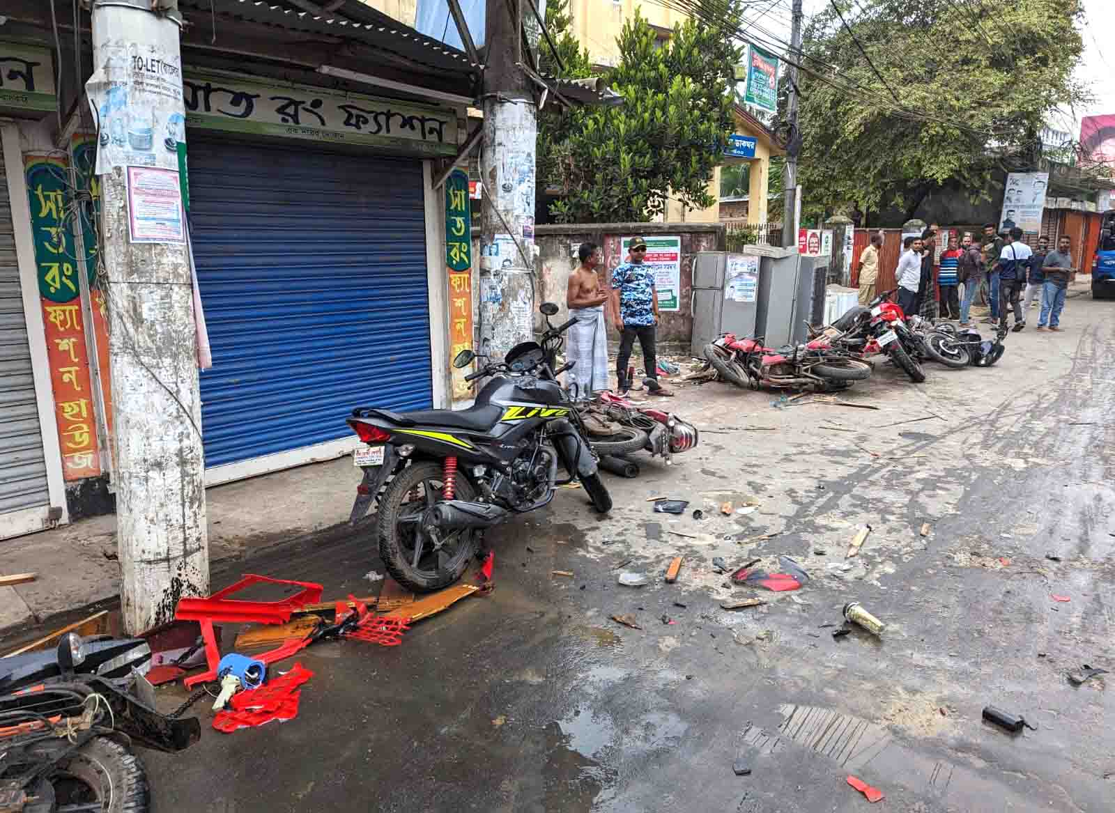 ঝালকাঠিতে যুবলীগের দুই গ্রুপে সংঘর্ষে জেলা ছাত্রলীগের সাবেক সভাপতিসহ চারজনকে কুপিয়ে জখম