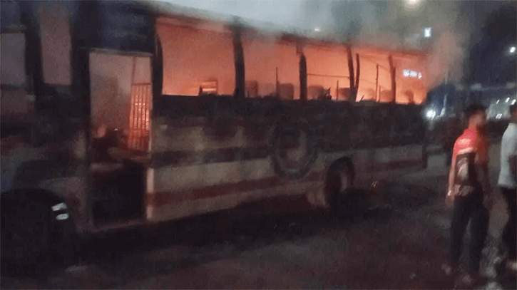 তাঁতীবাজারে পরিবহণের একটি বাসে আগুন