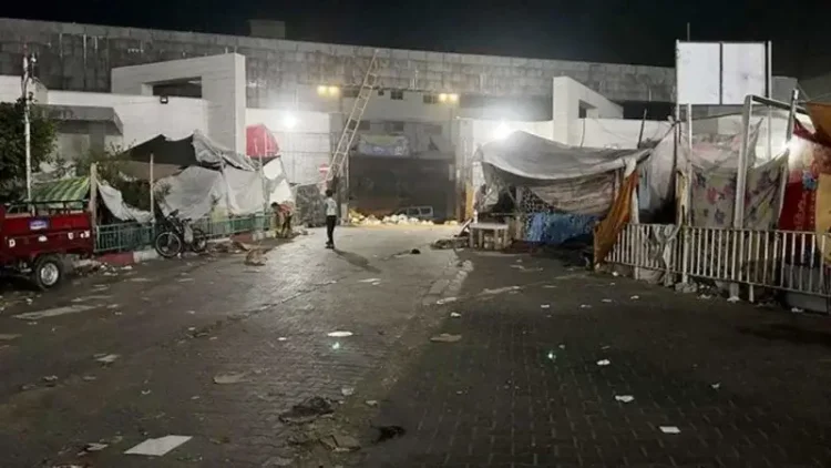 গেটে ইসরায়েলি সেনা, গাজার হাসপাতালে লাশের স্তূপ কুকুর খাচ্ছে খুবলে