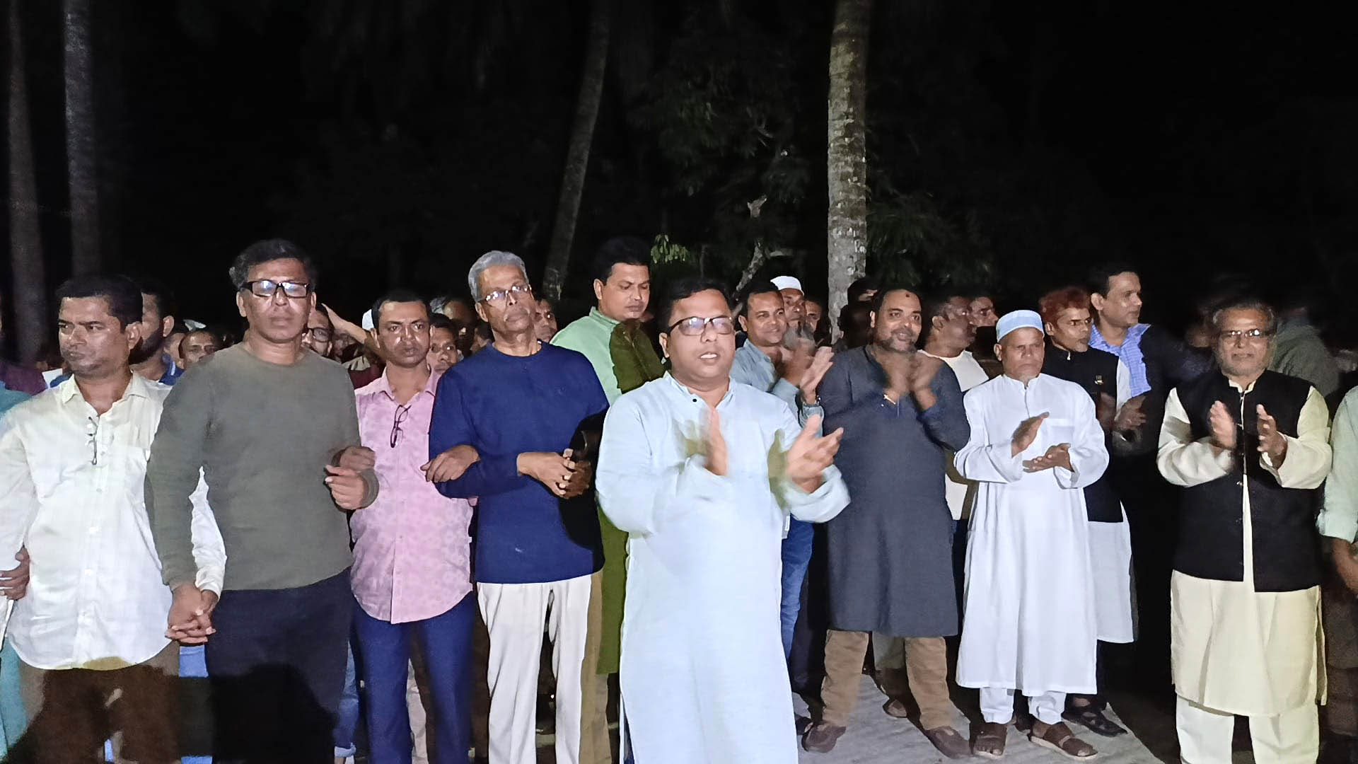 কাঠালিয়ায় জাতীয় নির্বাচনের তফসিলকে স্বাগত জানিয়ে আওয়ামী লীগের মিছিল