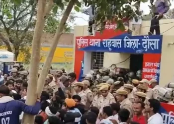 ৪ বছরের শিশুকে ধর্ষণ করেছে পুলিশ, গ্রামবাসী ঘেরাও দিয়েছে থানা
