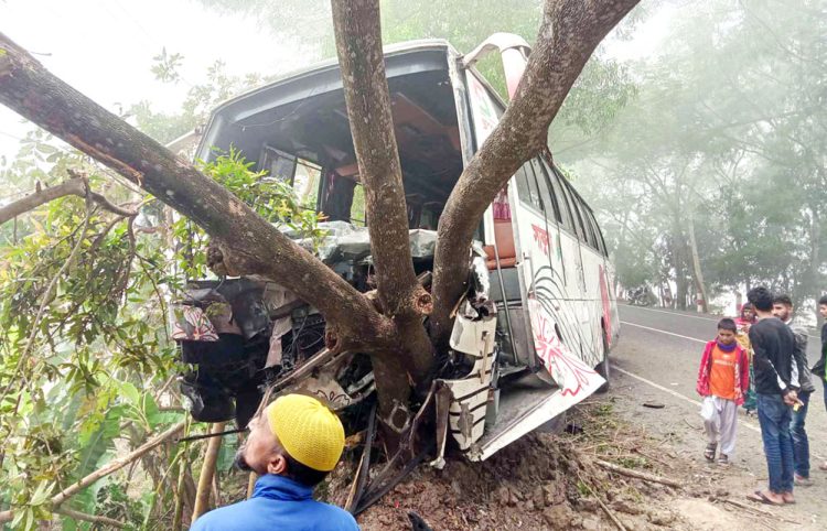 বরিশালে বাস-ট্রলির সংঘর্ষে নিহত ২