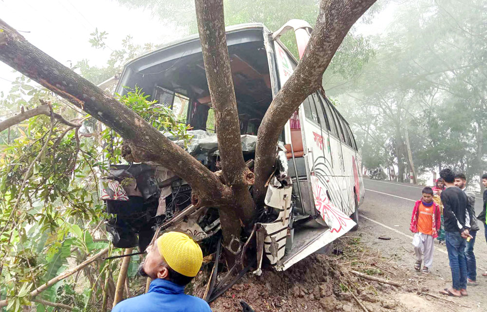 বরিশালে বাস-ট্রলির সংঘর্ষে নিহত ২