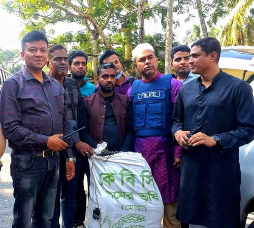 ঝালকাঠির রাজাপুরে প্রাইভেট কার থেকে ২০ কেজি গাঁজা উদ্ধার আটক এক
