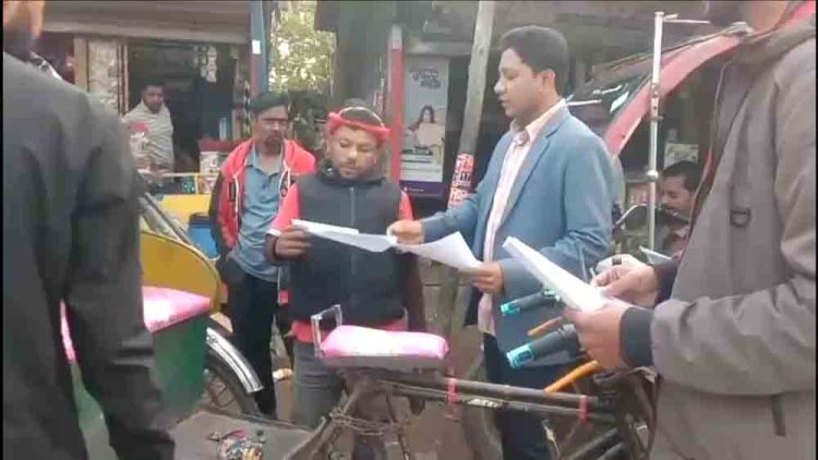 ঝালকাঠিতে অসহযোগ আন্দোলনের পক্ষে বিএনপির লিফলেট বিতরণ