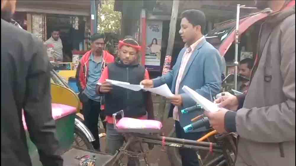 ঝালকাঠিতে অসহযোগ আন্দোলনের পক্ষে বিএনপির লিফলেট বিতরণ