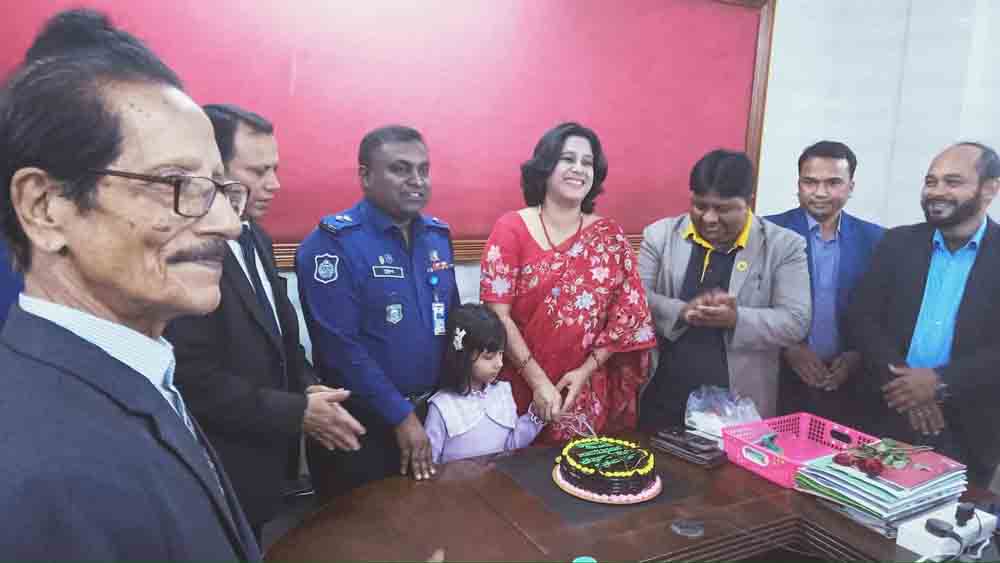 ঝালকাঠিতে জেলা প্রশাসকের জন্মদিন পালন