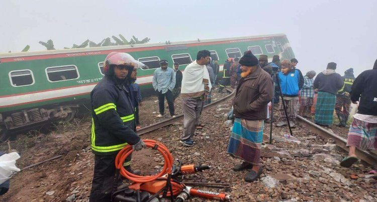 কেটে রেখা হয়েছে রেলের লাইন, ৭ বগি লাইনচ্যুত হয়ে একজনের মৃত্যু