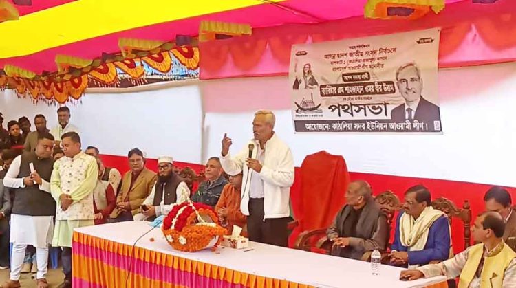 কাঠালিয়ায় নৌকার প্রার্থী ব্যারিষ্টার শাহজাহান ওমরের পথসভা