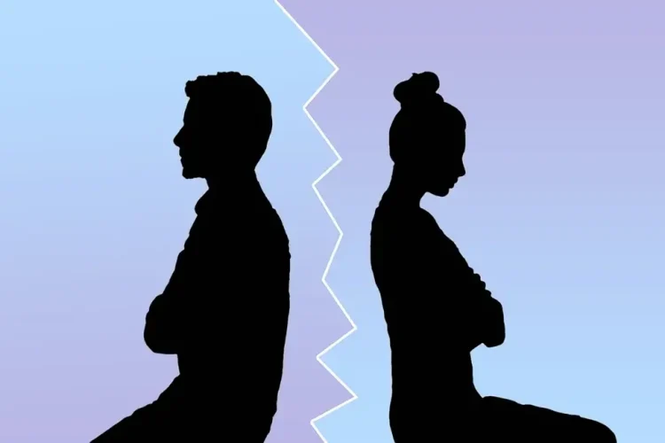 মসজিদের মাইকে ঘোষণা দিয়ে স্ত্রীকে তালাক