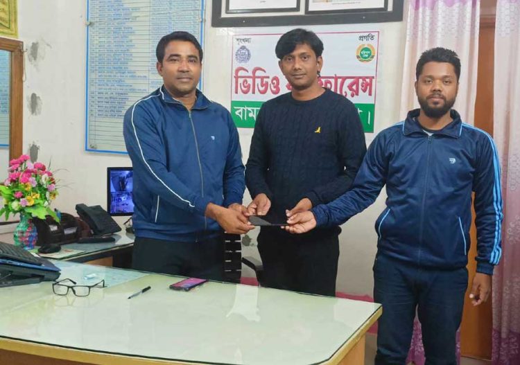 “বামনা থানা পুলিশ কর্তৃক হারানো মোবাইল উদ্ধার” প্রকৃত মালিককে হস্তান্তর 
