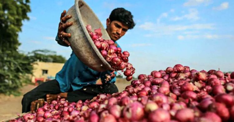 মোবাইল এসএমএসের মাধ্যমে নিয়ন্ত্রণ হচ্ছে পেঁয়াজের দাম