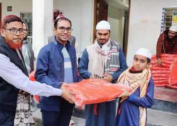 কাঠালিয়ার তালগাছিয়া মাদ্রাসার ছাত্রদের মাঝে ইউএনও’র কম্বল বিতরণ