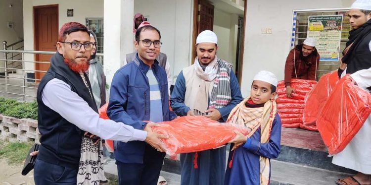 কাঠালিয়ার তালগাছিয়া মাদ্রাসার ছাত্রদের মাঝে ইউএনও’র কম্বল বিতরণ