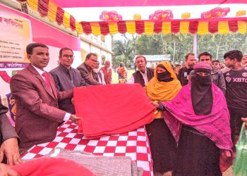 কাঠালিয়ায় শীতার্তদের মাঝে রুবেল সমাজ কল্যাণ যুব ও ক্রীড়া সংঘের কম্বল বিতরণ