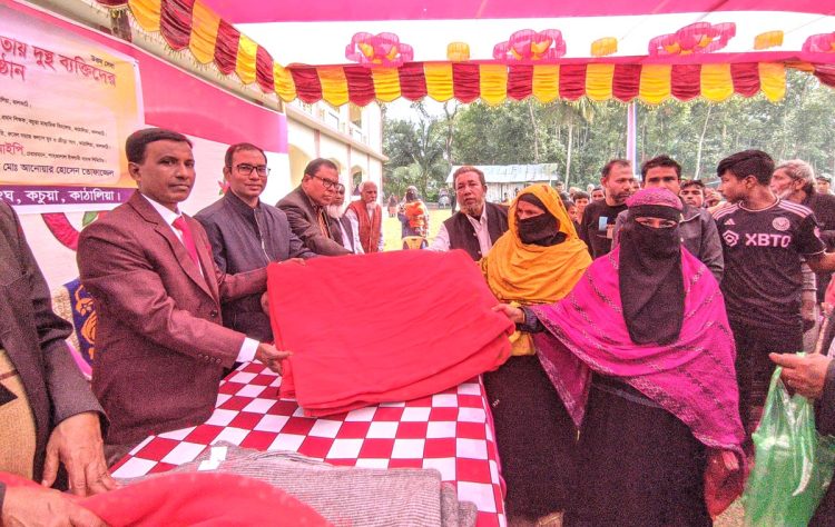 কাঠালিয়ায় শীতার্তদের মাঝে রুবেল সমাজ কল্যাণ যুব ও ক্রীড়া সংঘের কম্বল বিতরণ