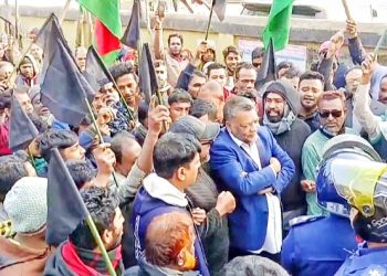 ঝালকাঠিতে পুলিশের বাধায় পন্ড বিএনপির কালো পতাকা মিছিল