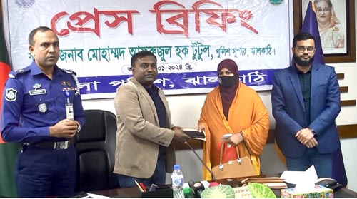 ঝালকাঠিতে হারিয়ে যাওয়া ১১টি মোবাইল ফোন উদ্ধার করল পুলিশ
