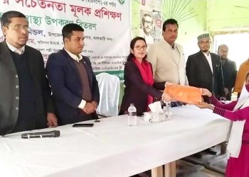 ঝালকাঠিতে শতাধিক শিক্ষার্থীদের  মাঝে  শিক্ষা ও স্বাস্থ্য উপকরন বিতরণ