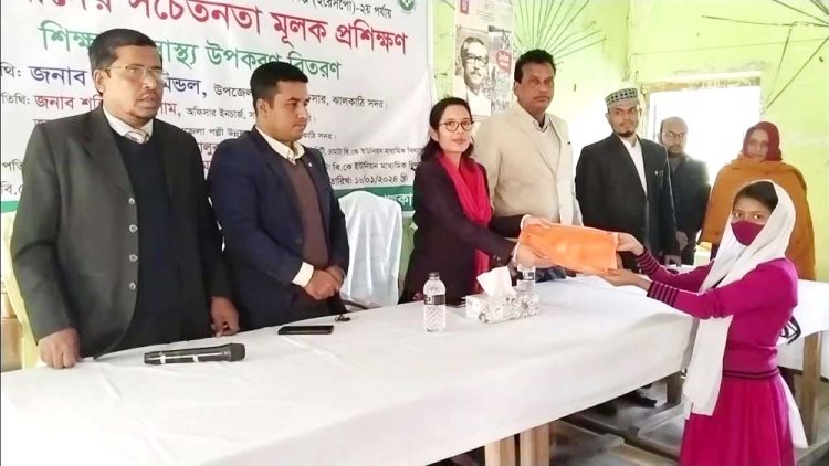 ঝালকাঠিতে শতাধিক শিক্ষার্থীদের  মাঝে  শিক্ষা ও স্বাস্থ্য উপকরন বিতরণ