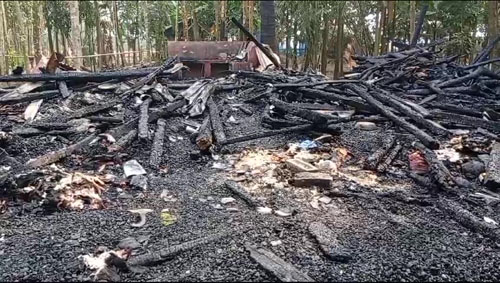 কাঠালিয়ায় বিধবা নুরজাহানের বসতঘর আগুনে পুড়ে ছাই