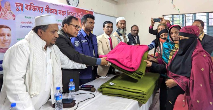 কাঠালিয়ায় রুবেল সমাজ কল্যাণ যুব ও ক্রীড়া সংঘের কম্বল বিতরণ