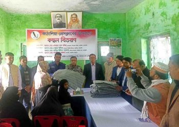 কাঠালিয়া প্রেসক্লাবের উদ্যোগে শীতার্তদের মাঝে কম্বল বিতরণ