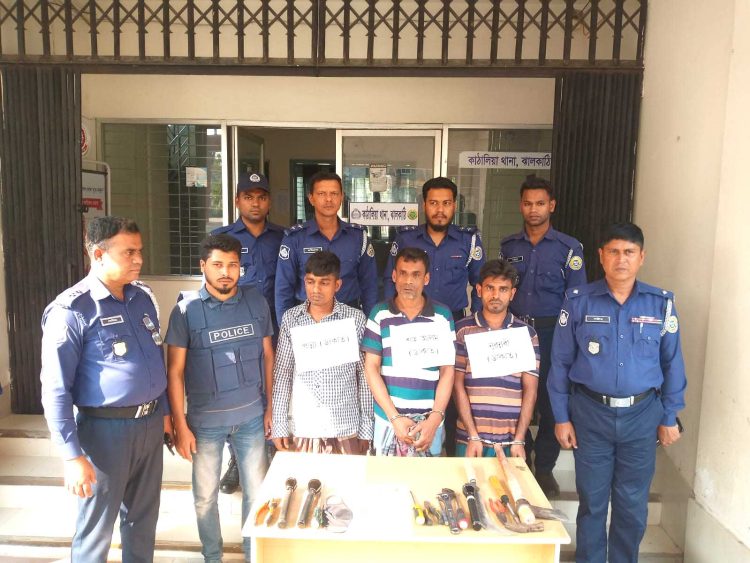 কাঠালিয়ার লতাবুনিয়ায় আলোচিত ডাকাতি মামলার চার আসামি গ্রেফতার ও মালামাল উদ্বার