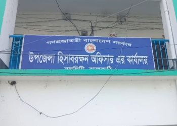 সরকারি অফিসে বসেই প্রকাশ্যে ধূমপান  এক হাতে থাকে সিগারেট অন্য হাতে ফাইলে সই করেন হিসাবরক্ষণ কর্মকর্তা
