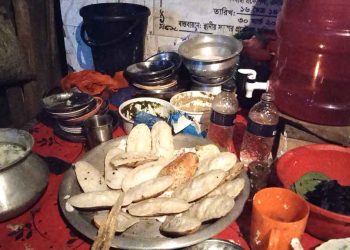 পিঠার ধোঁয়ায় শীতের হাওয়া   সন্ধ্যা হলেই ঝালকাঠিতে ফুটপাতে চলে পিঠা বিক্রির ধুম!