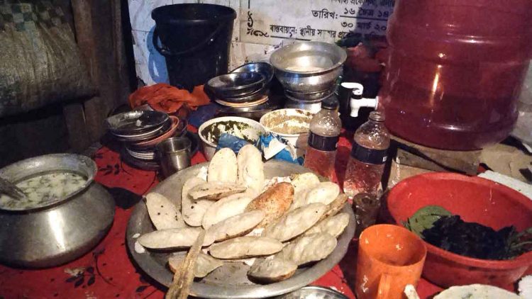 পিঠার ধোঁয়ায় শীতের হাওয়া সন্ধ্যা হলেই ঝালকাঠিতে ফুটপাতে চলে পিঠা বিক্রির ধুম!