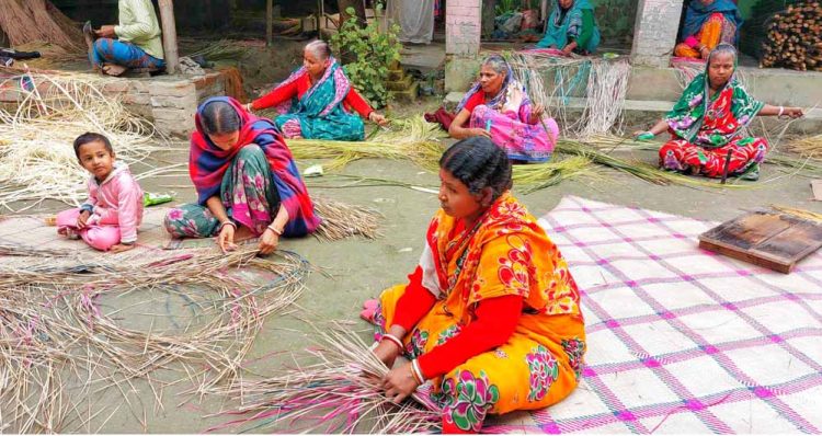 সুদিন ফেরার আশা শীতলপাটি তৈরির কারিগরদের বাংলার প্রাচীণ ঐতিহ্য শীতলপাটি ঝালকাঠির একটি ব্র্যান্ডিং পণ্য